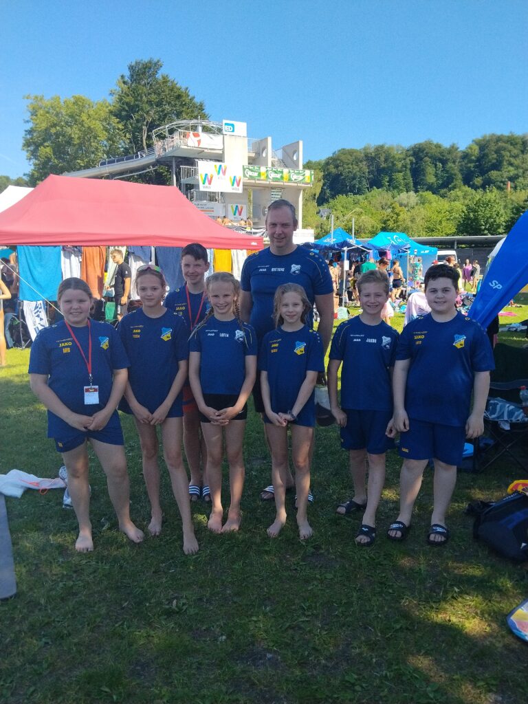Vorne von links: Marie Beneschek, Thessa Reisinger, Lotta Seyerlehner, Helene Schmotz, Jakob Schmotz, Lukas Hinterramskogler hinten: Laurenz Beneschek und Trainer Matthias Seyerlehner